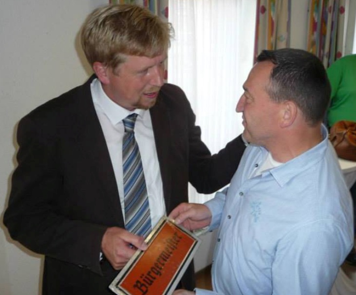 Hans-Hermann Oldewurtel gratuliert Fredy Fsicher zum Erfolg.